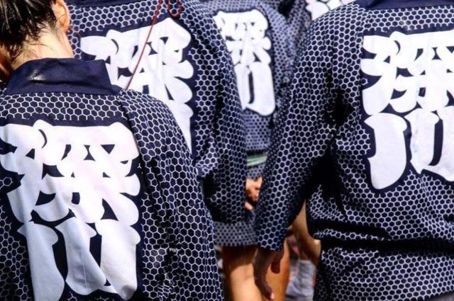 深川二丁目北町会の法被を着たお神輿の担ぎ手たち