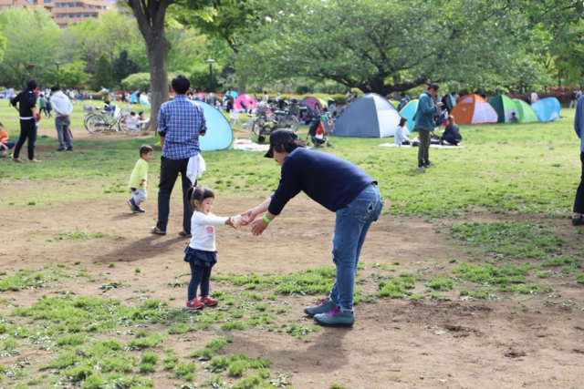 深川住民の憩いの場、木場公園で遊ぶ親子