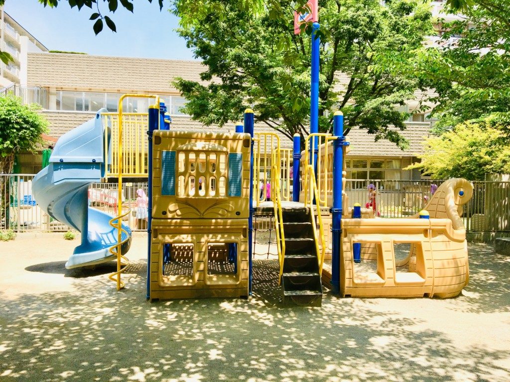 園内中央に鎮座するカラフルな大型複合遊具