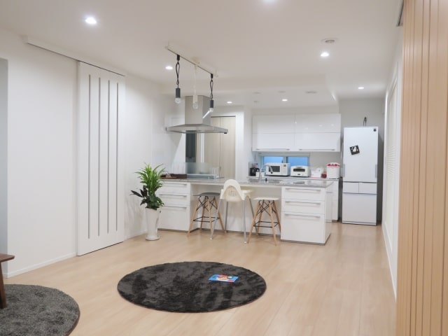 白を基調とした明るい部屋とインテリア