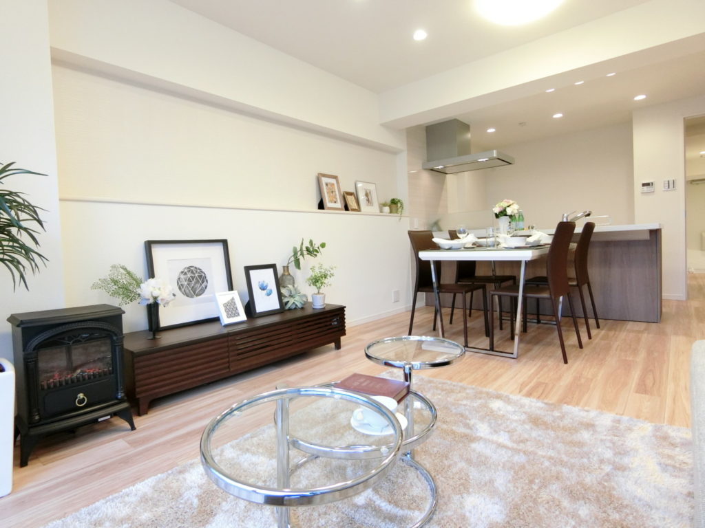 現代のリノベーションされた機能的で明るい部屋