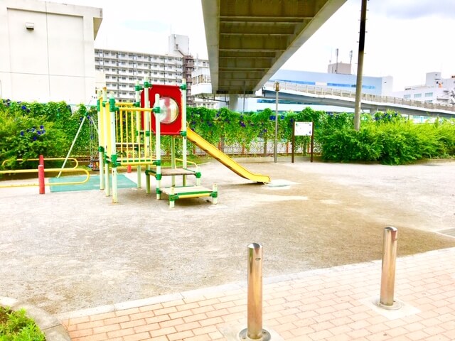 しおかぜ橋の下にあるすべり台のついた複合遊具
