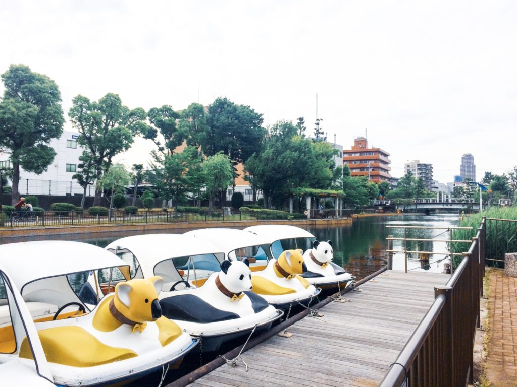 停泊する足こぎボート