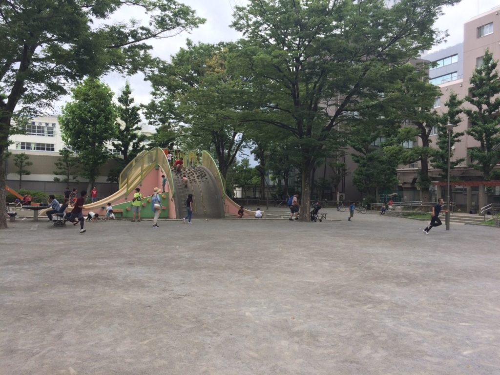 広場にある大きなすべり台