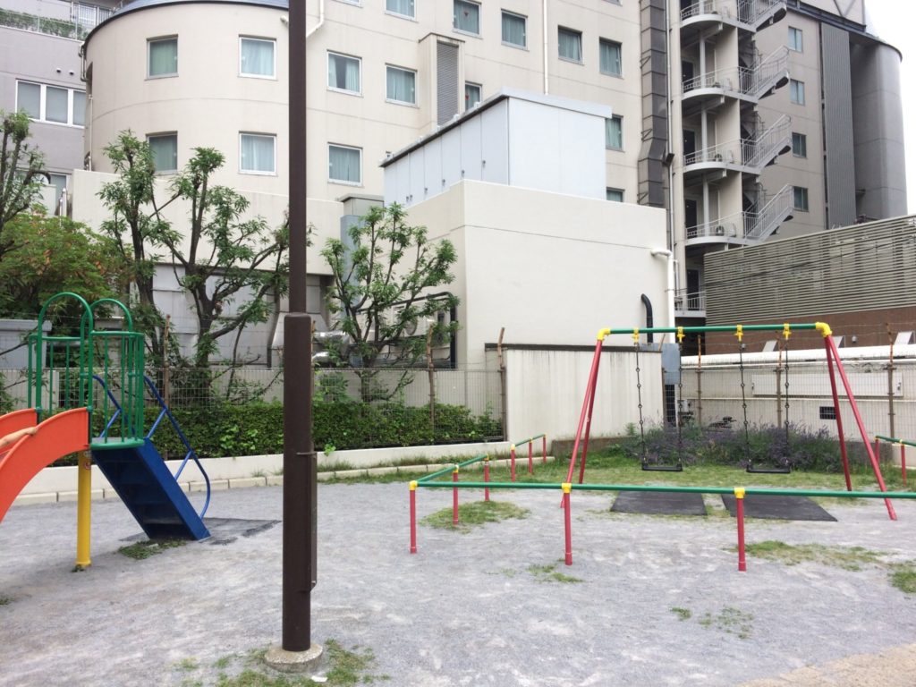 園内のぶらんことすべり台