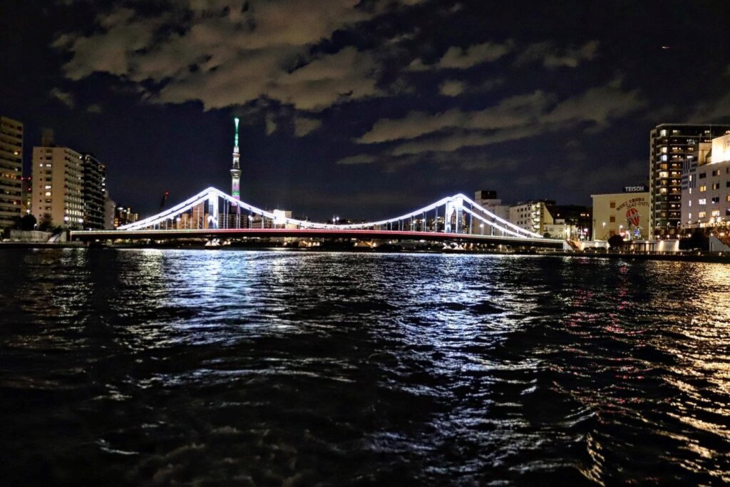 隅田川に架かる清洲橋からライトアップされた新大橋、東京スカイツリーを望む