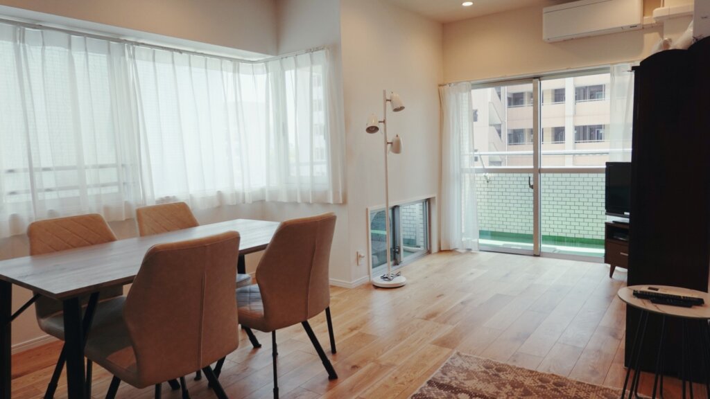 窓の多い室内写真