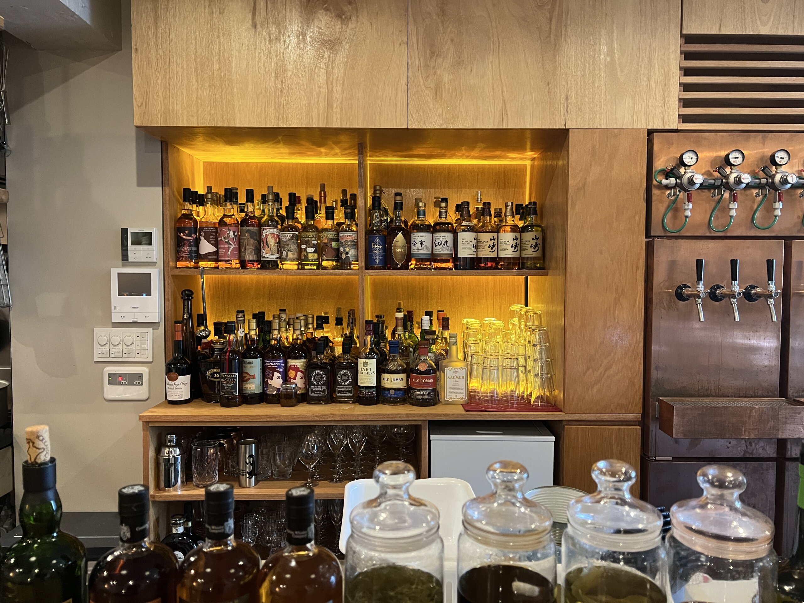 ぎっしり並べられた洋酒の瓶