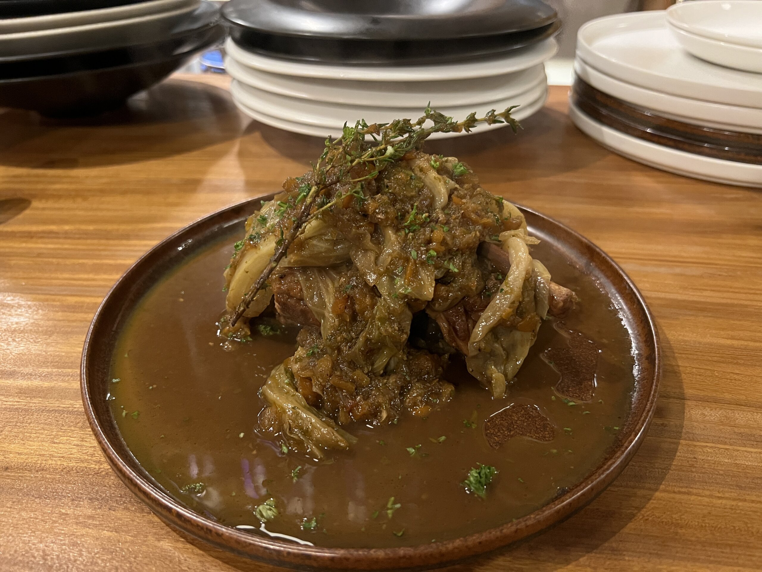 お肉のメイン、キャベツと香味野菜を合わせて煮込んだホロホロとろとろのスペアリブ