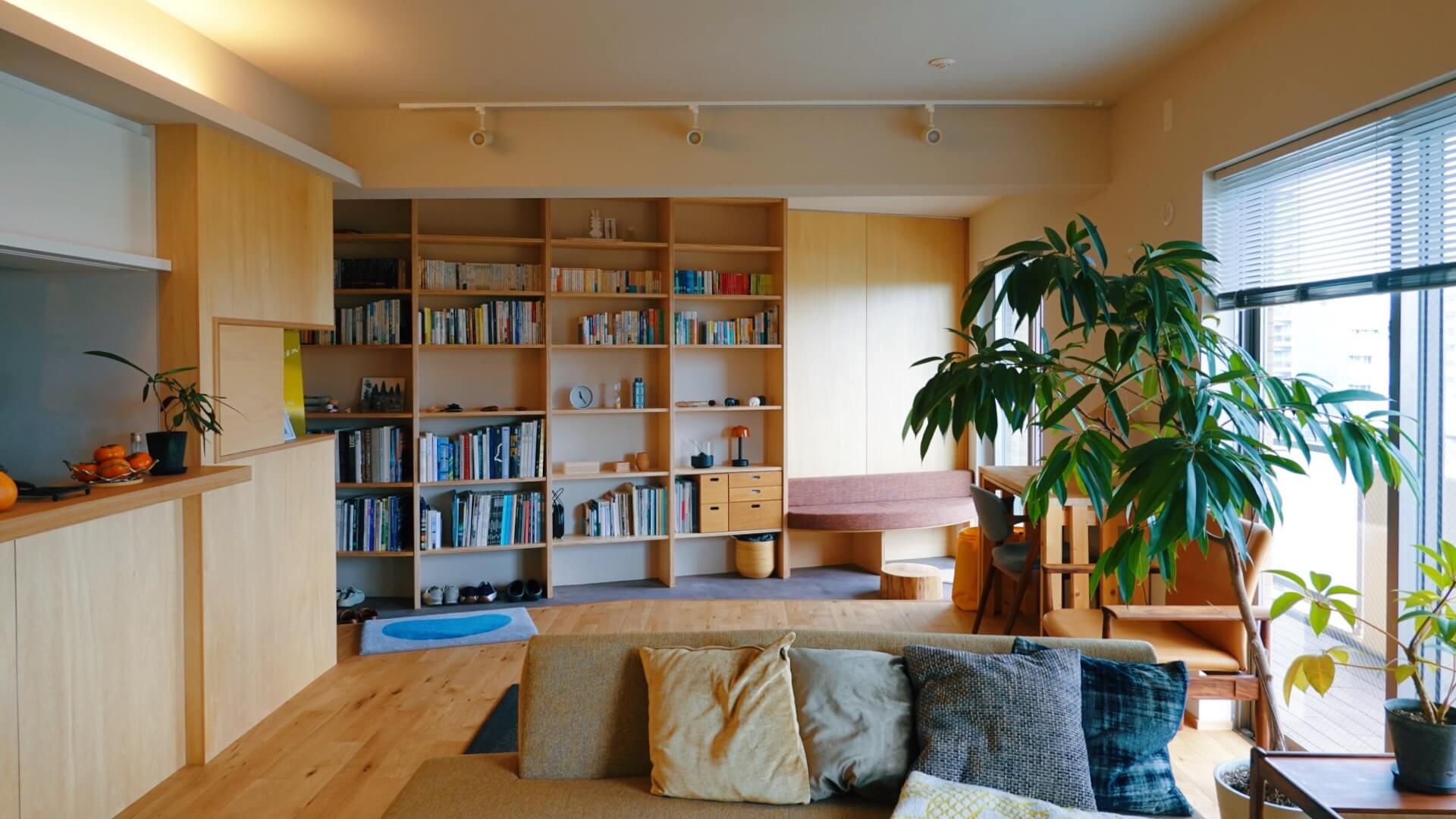 リノベーション後のリビング、造作の本棚、シナ