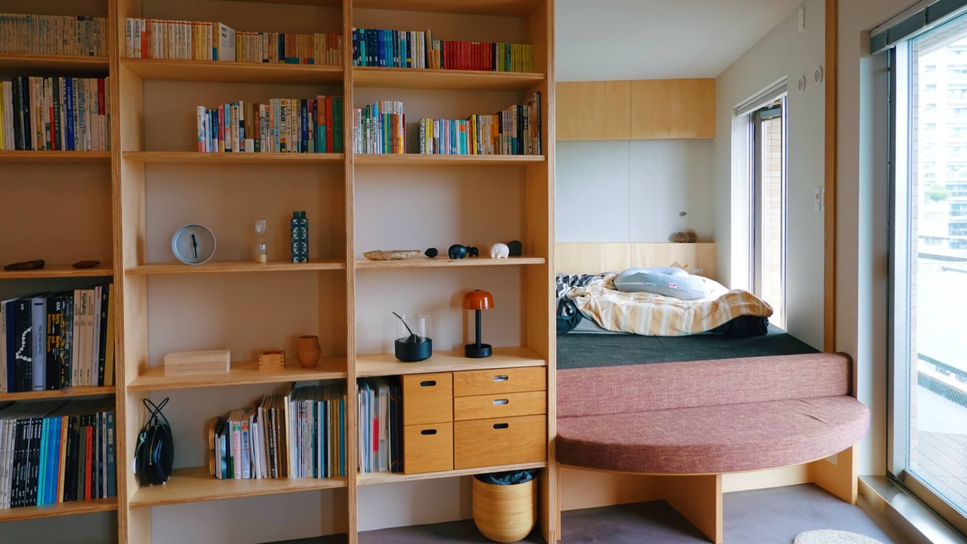 造作の本棚と小上がりのベンチ