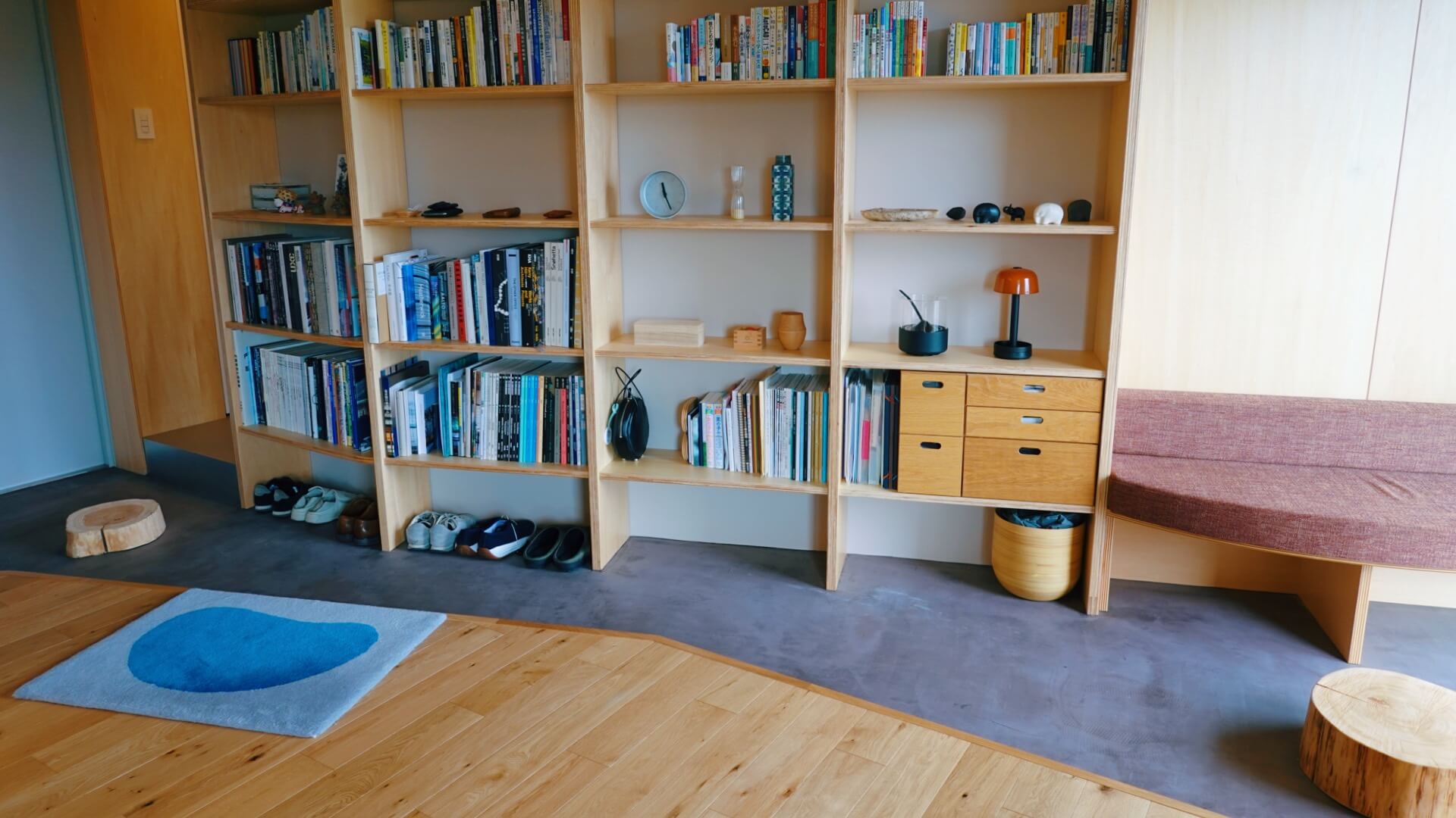 玄関から続く土間、無垢フローリング