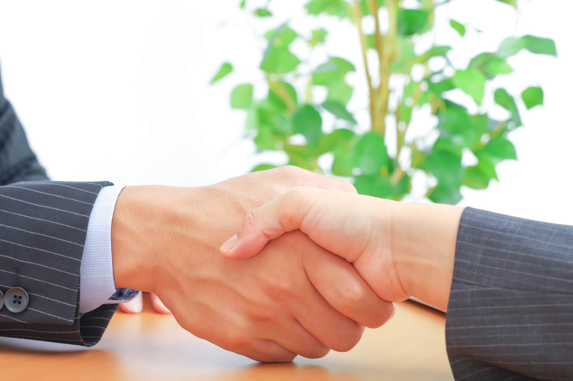 不動産エージェントとお客様が握手