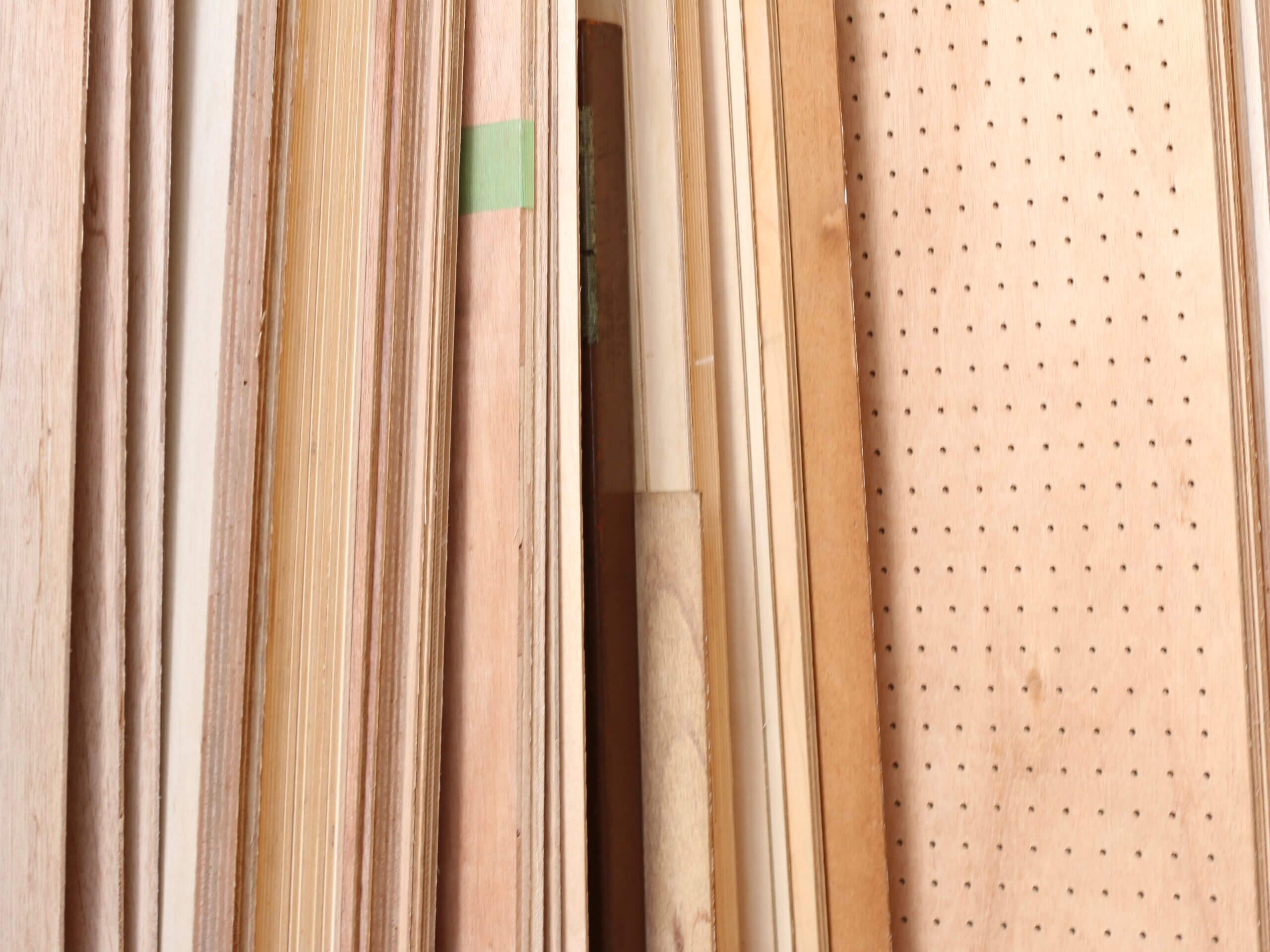 たくさんの合板が立てかけられた店内