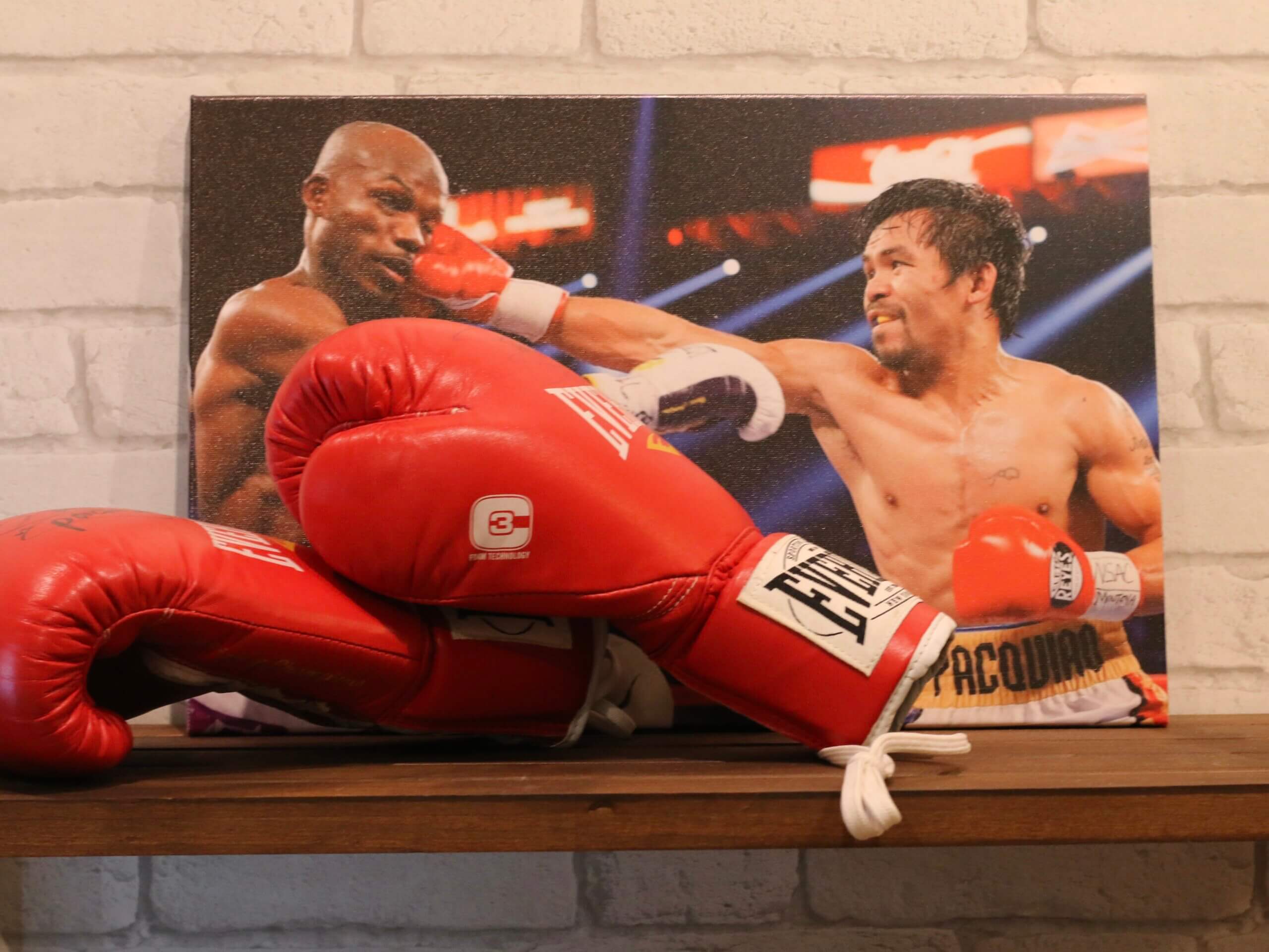 ジム内に飾られるマニー・パッキャオの直筆サイン入りグローブと写真