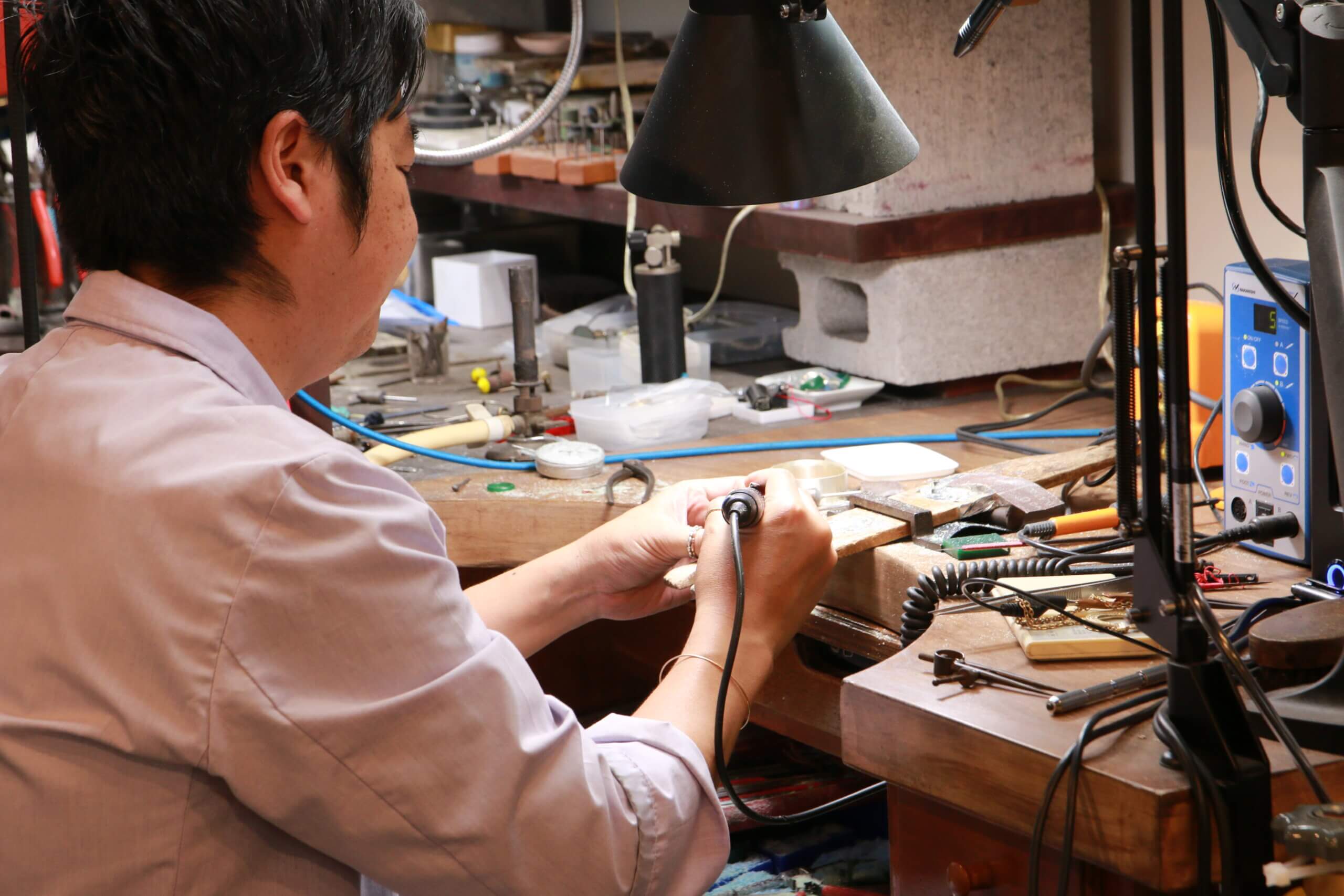 清澄白河のジュエリーショップ:工房でオーナーが作業する様子