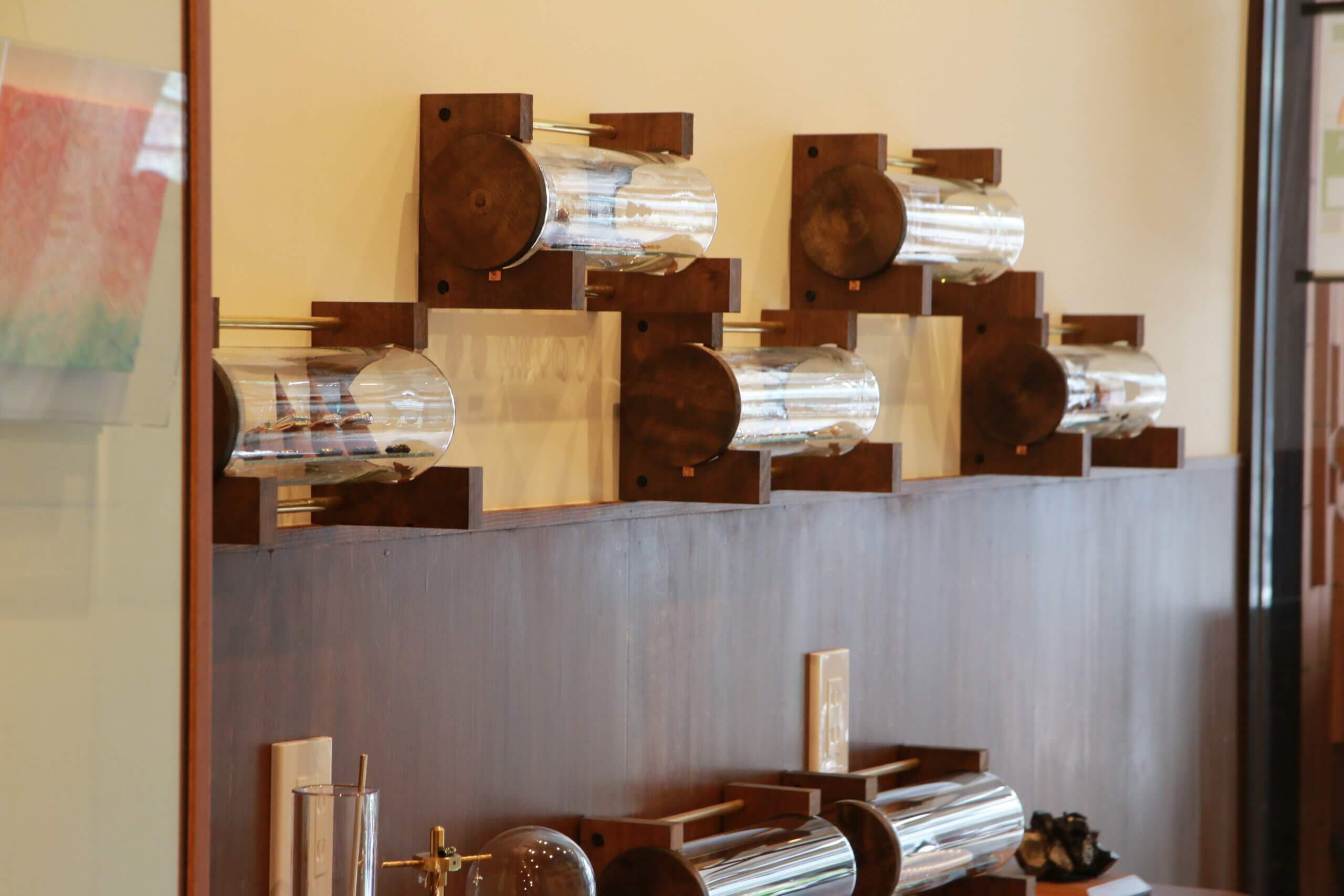 清澄白河のジュエリーショップ:丹内にディスプレイされた特注のガラス計器