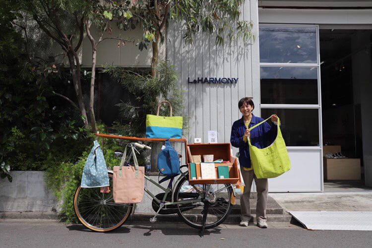 自転車にかばんをのせて行商する際のオーナー