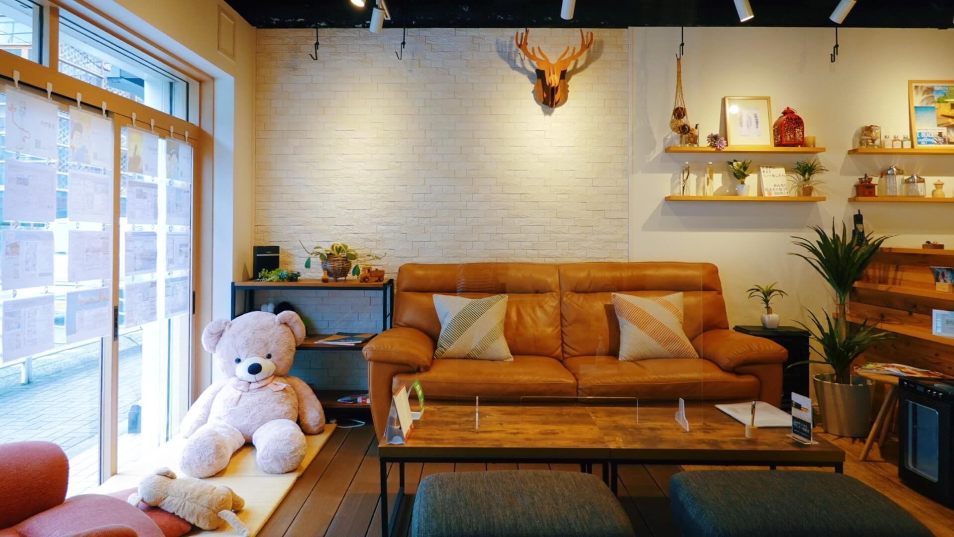 リフォーム不動産深川studioの店内、クマのぬいぐるみ、窓が大きく明るい