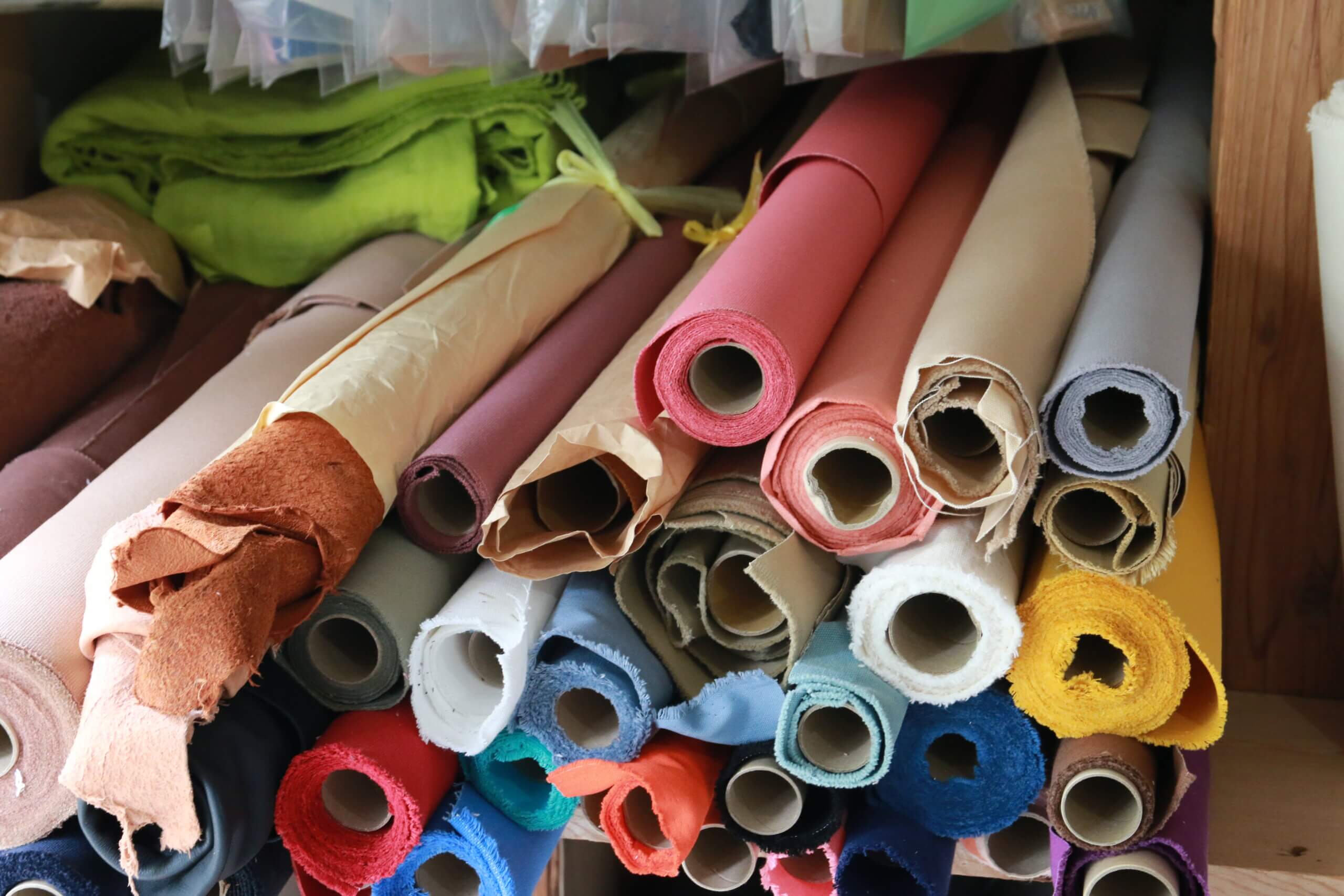 山済みされたロール状の帆布