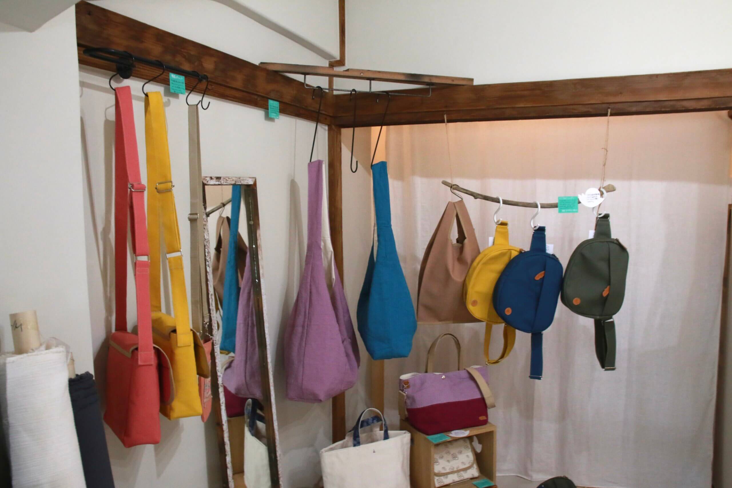 店内にぶら下げられたカラフルなかばん