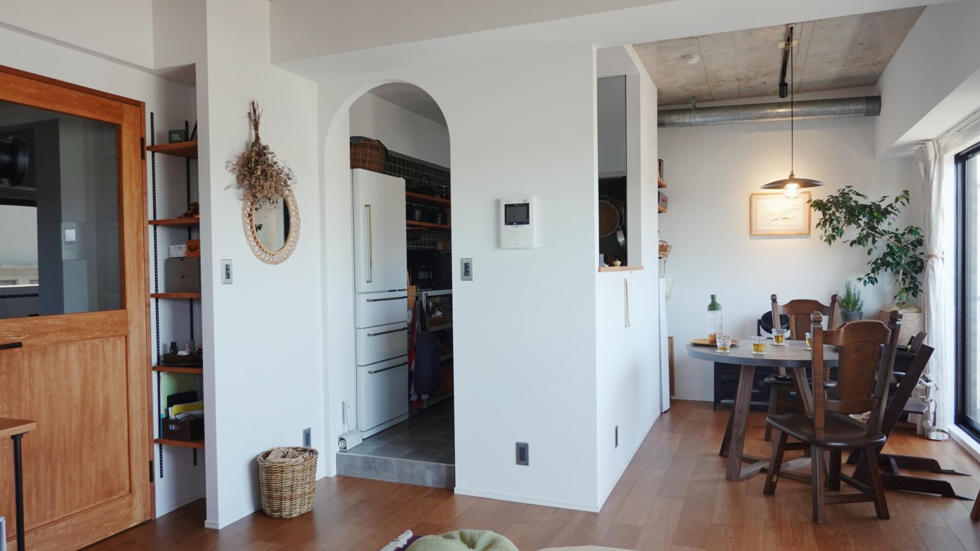 清澄白河のマンション:丸みを帯びた開口部のキッチン