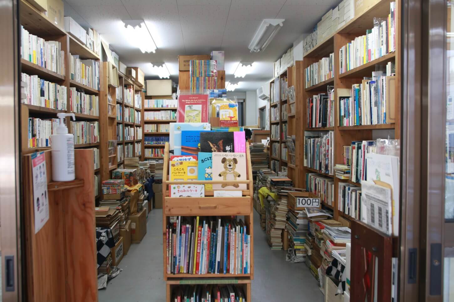 清澄白河の古本屋:棚にぎっしりと並べられた古本