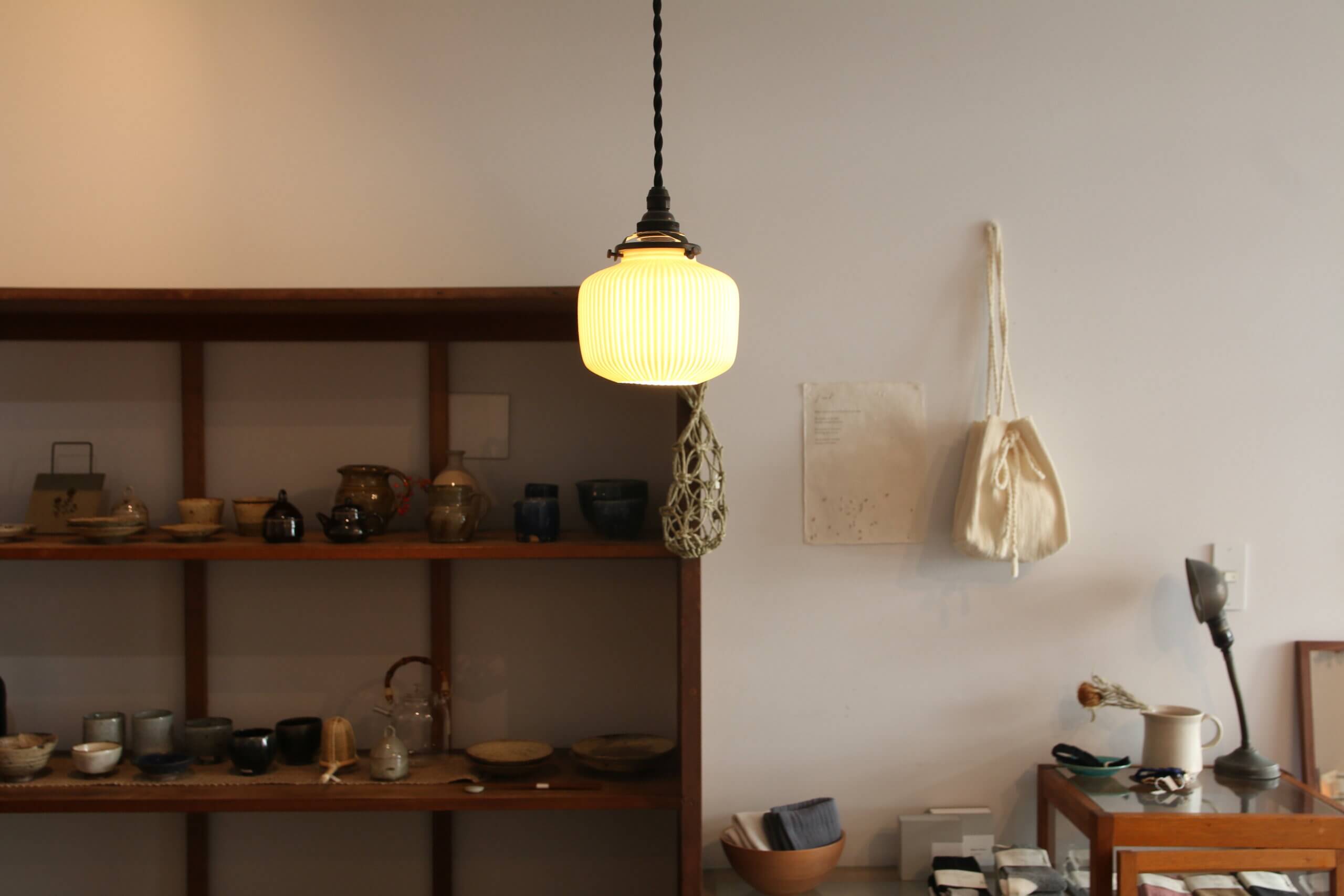 清澄白河と森下の間にある雑貨屋:店内にある飛松灯器のペンダントライト