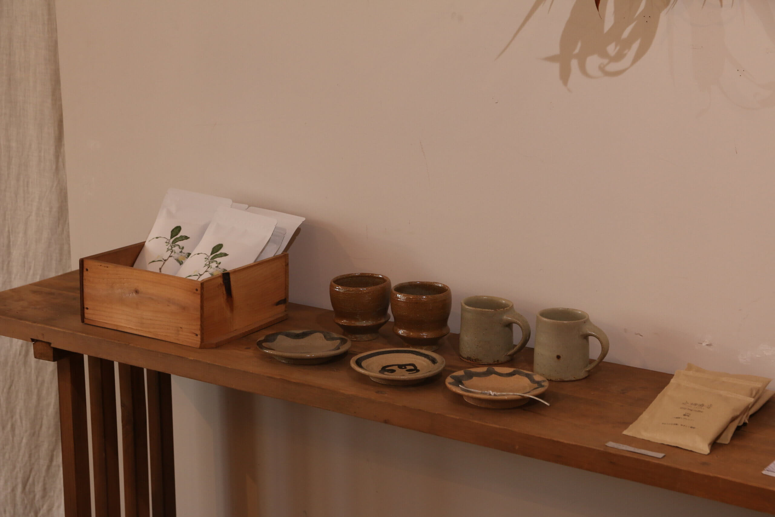 清澄白河と森下の間にある雑貨屋:店内にディスプレイされた食器類