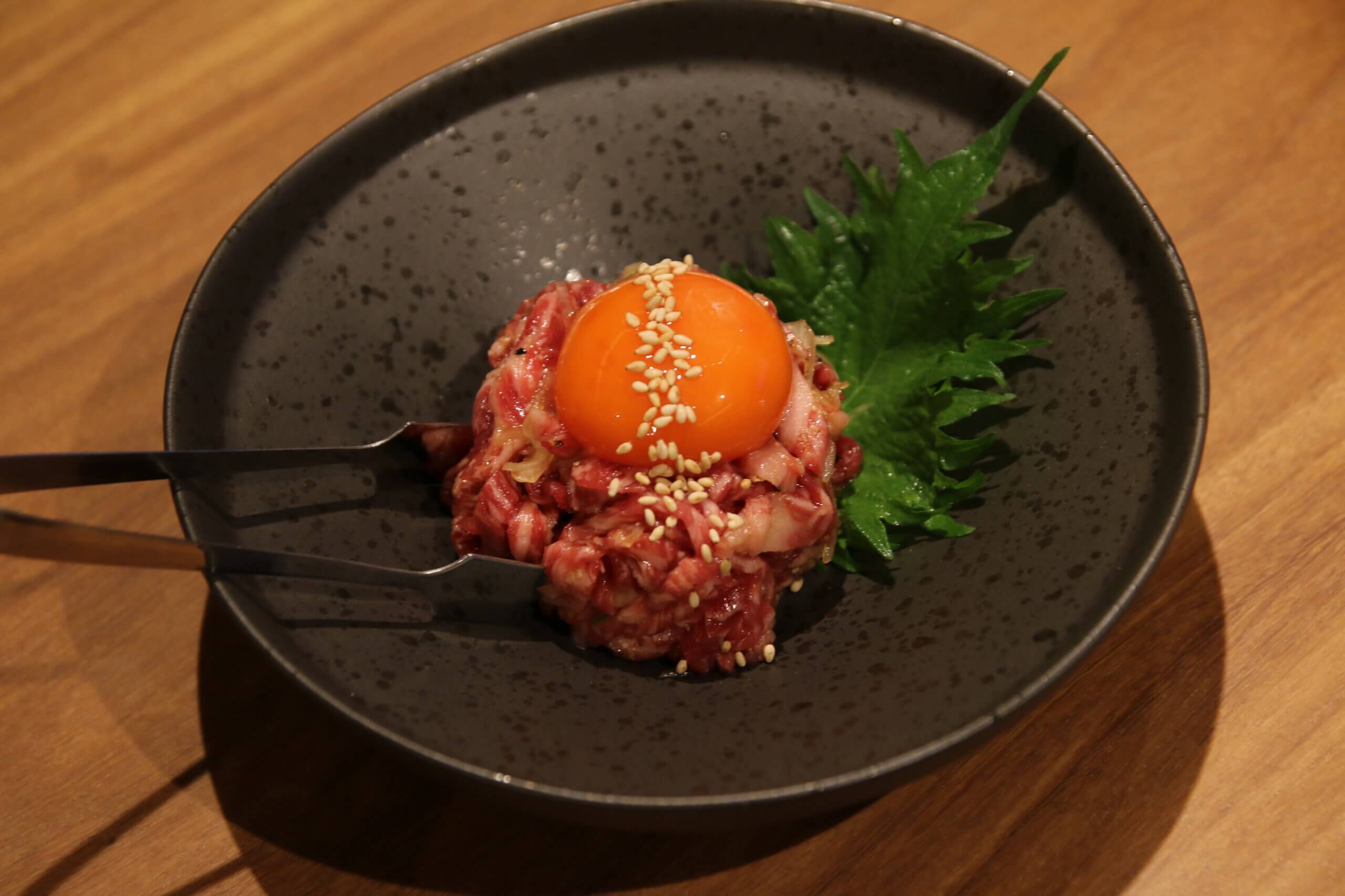 清澄白河の新しい焼肉店の新鮮な和牛ユッケ