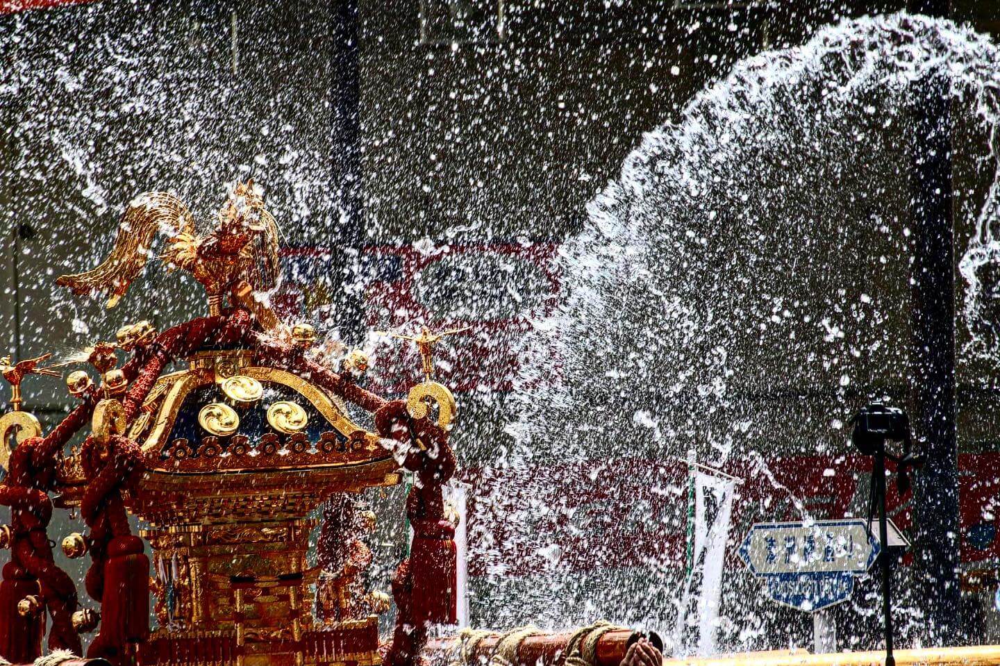 富岡八幡宮例大祭のお神輿に水しぶき