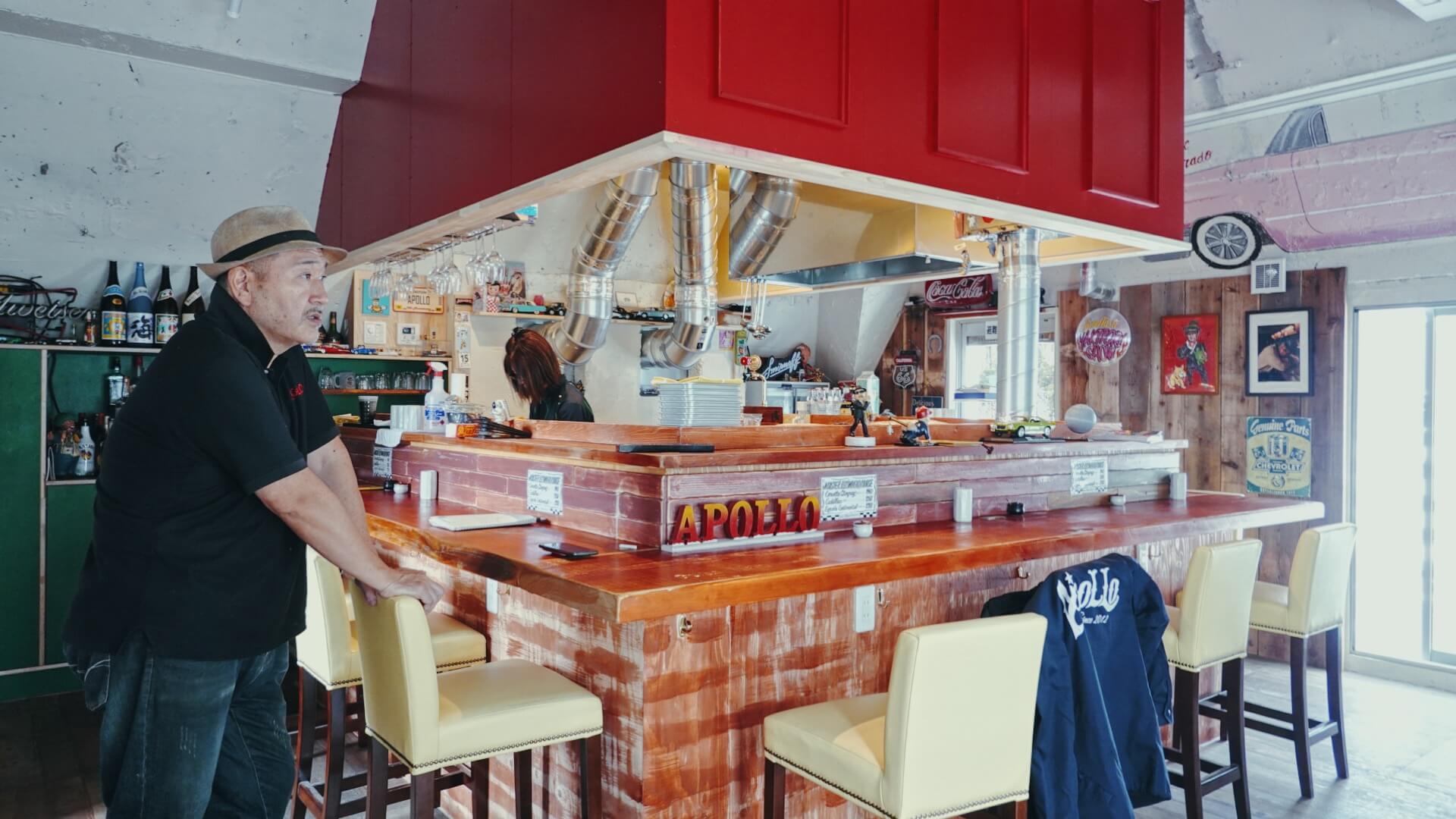 店内のコの字カウンター前で語る、店主の柳澤さん