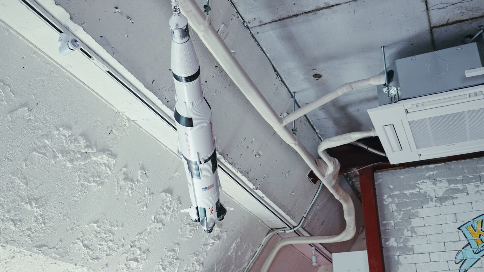 天井につるされているアポロロケットの模型