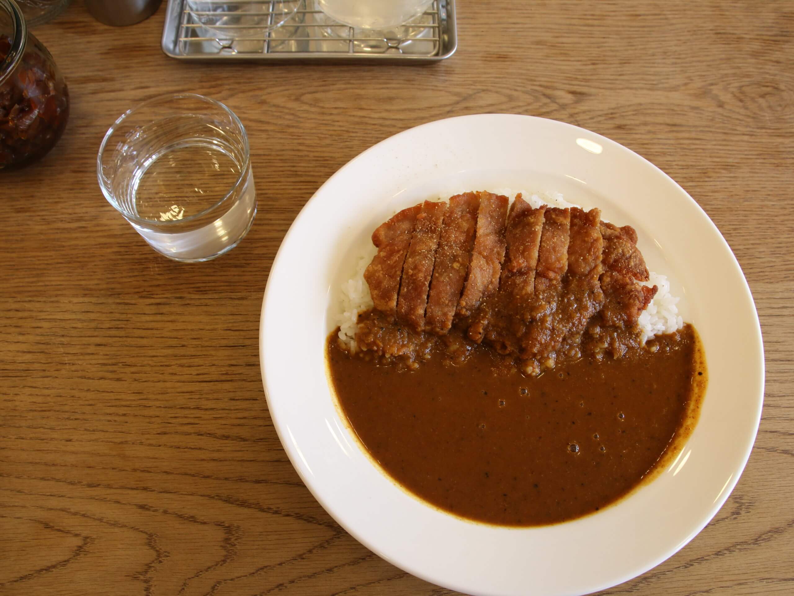 白い皿に盛られたカツカレー