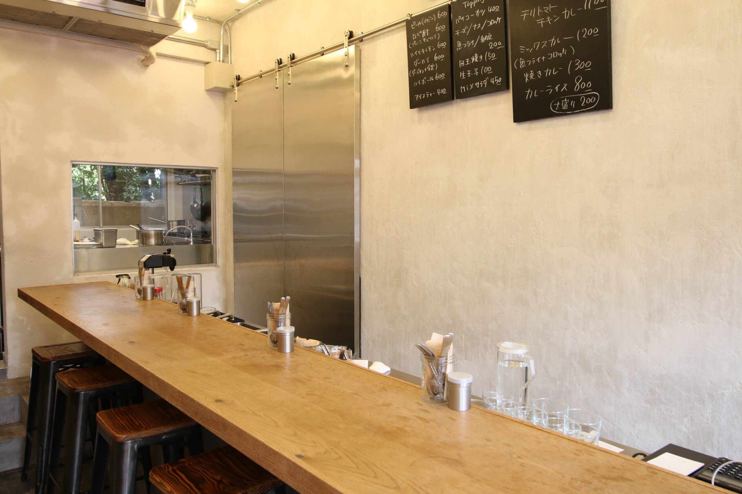 木目のカウンターテーブル