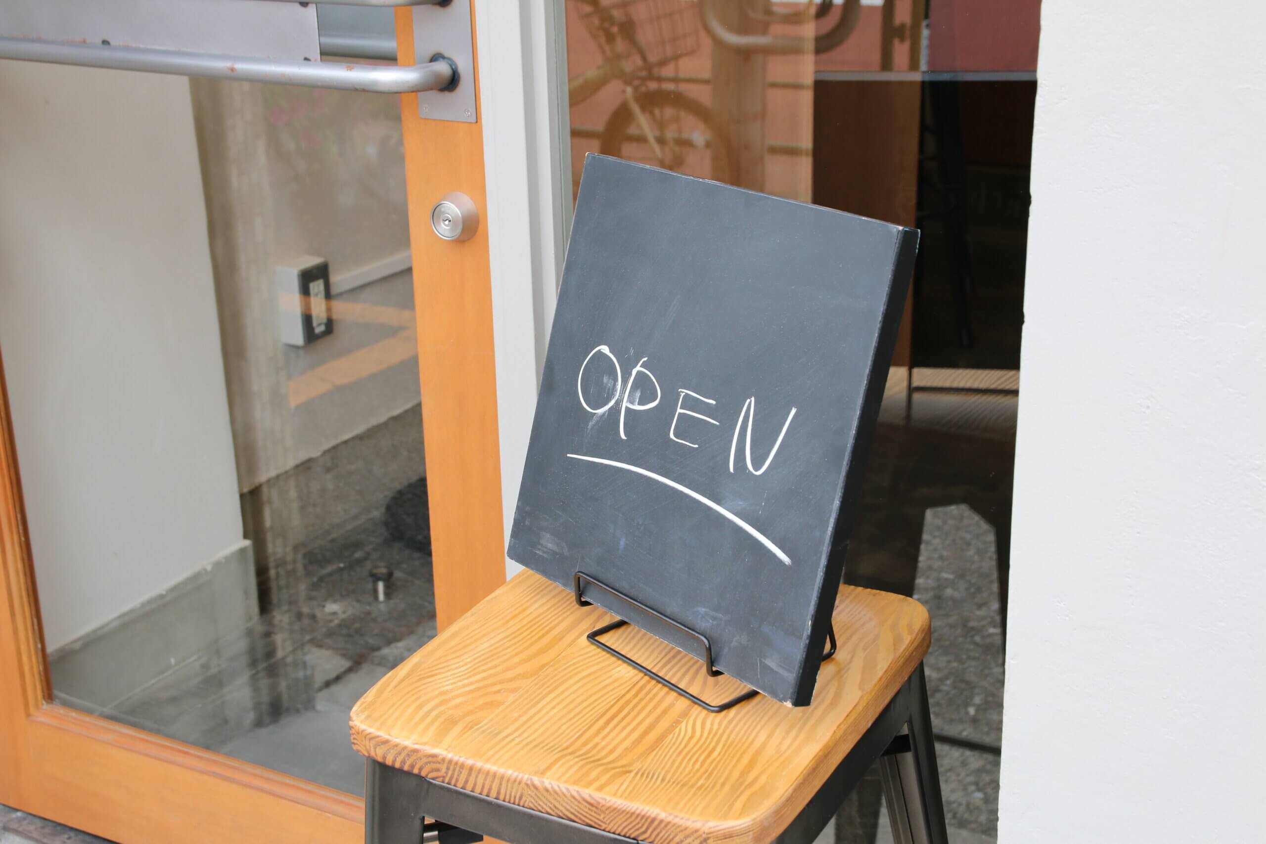 店頭にある黒板にOPENの文字