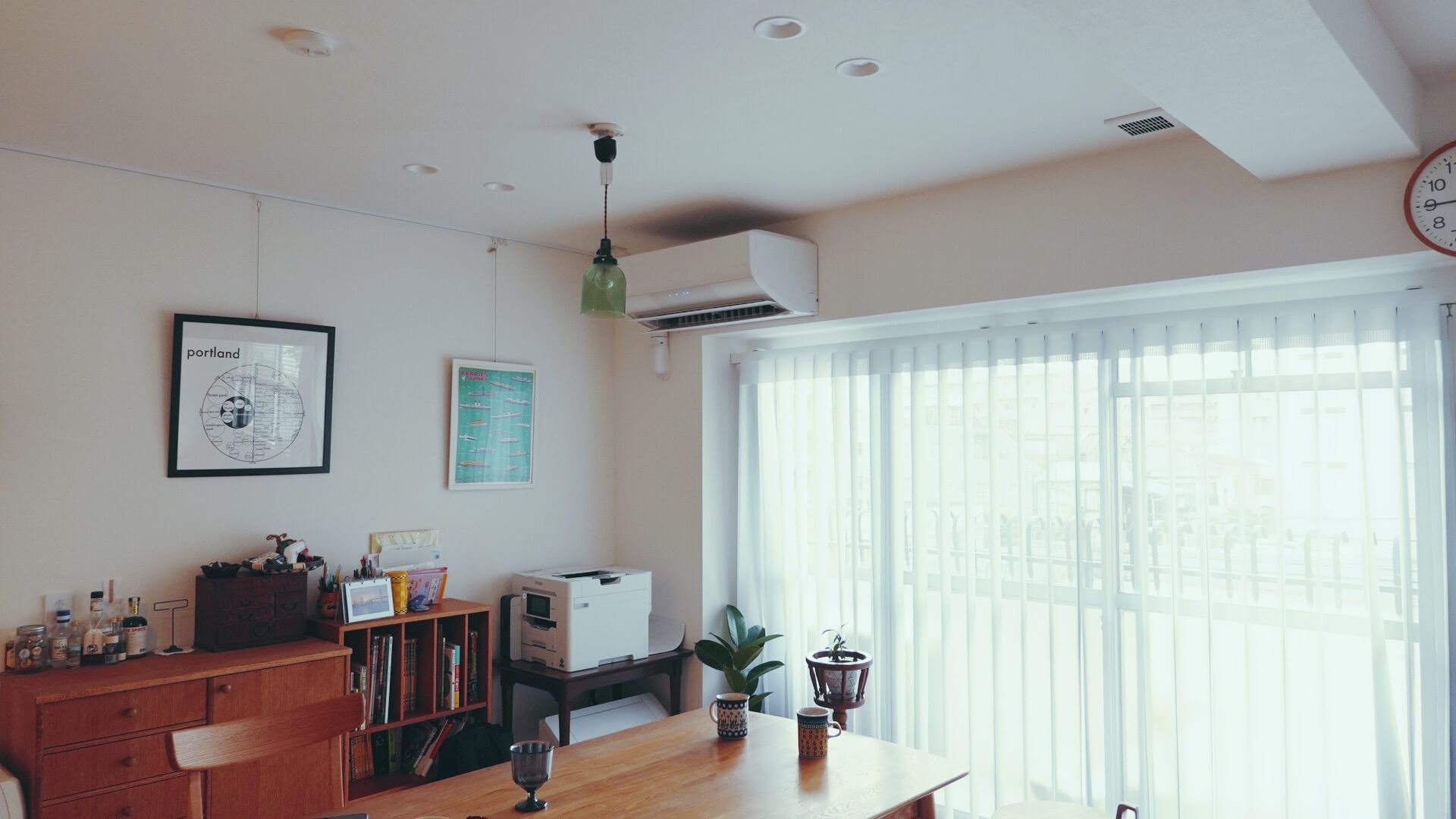 リビングの大きな窓にスタッフおススメの縦型ブラインド