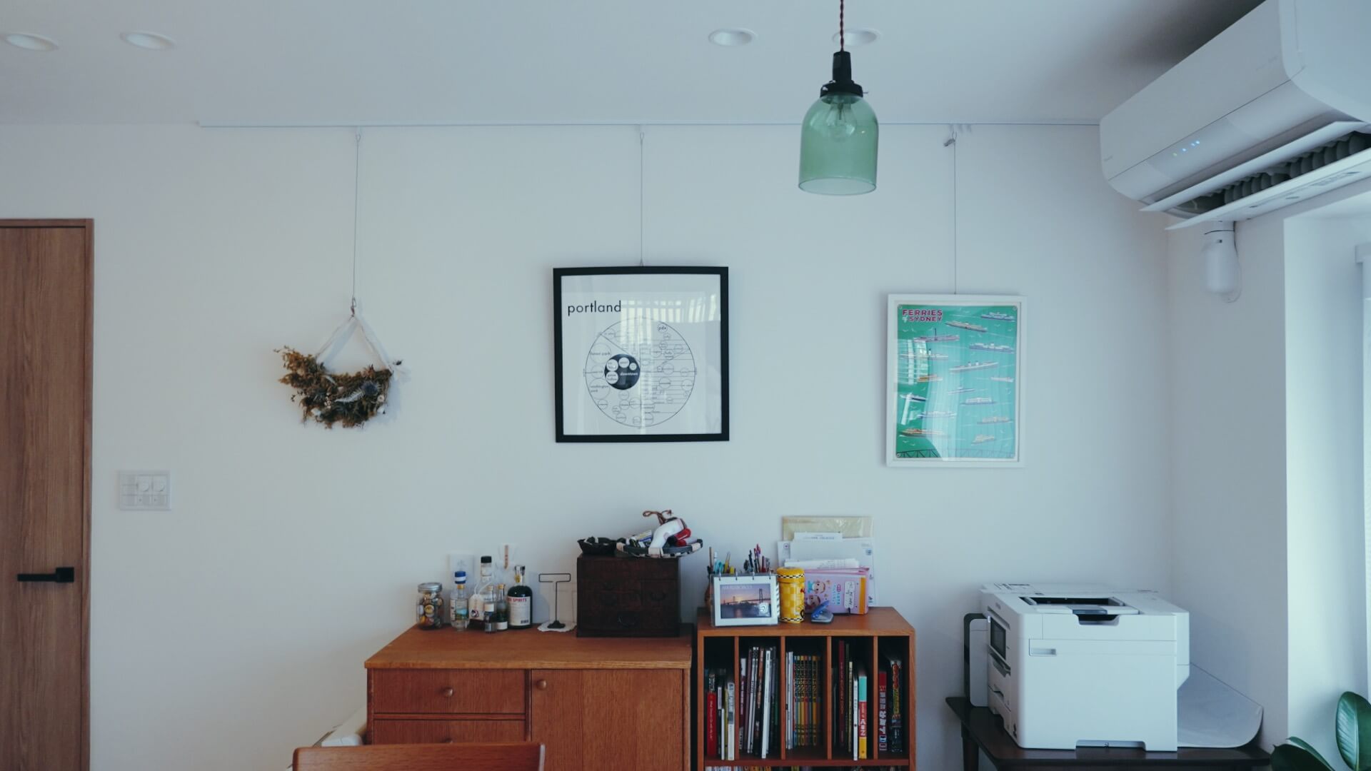 部分リノベで後付けのピクチャーレールにぶら下がった絵画