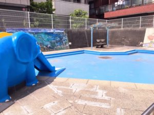 じゃぶじゃぶ池の青いぞうさん