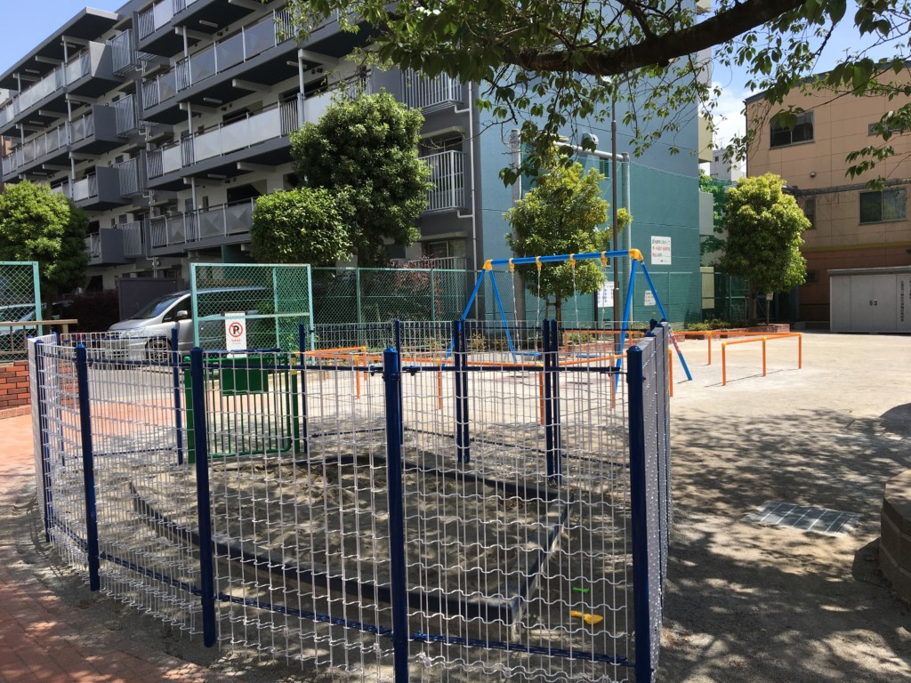 ネットフェンスで囲まれて安全な砂場