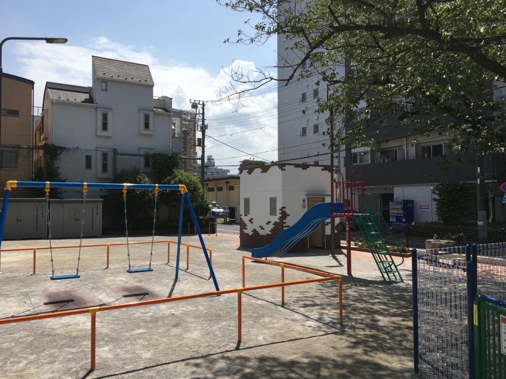 公園内のブランコ