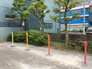 カラフルな鉄棒