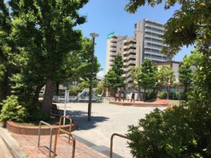 公園の入り口付近から