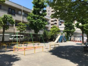 すべり台とブランコ