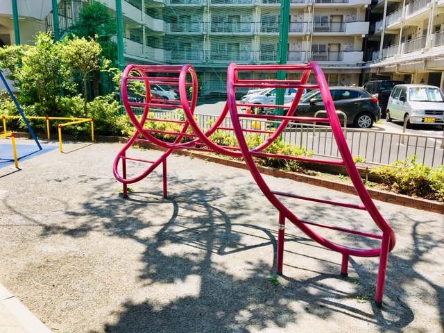 赤いねじり曲がった遊具