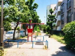 面白いオブジェのあるブランコ