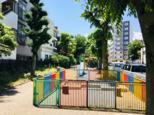 柵で囲われて安全な砂場