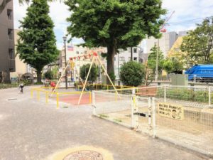 ブランコや砂場のある園内