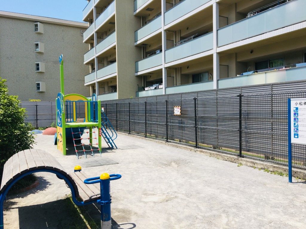 マンション横の園内