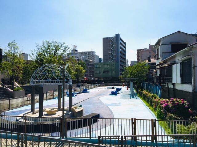 じゃぶじゃぶ池の全景